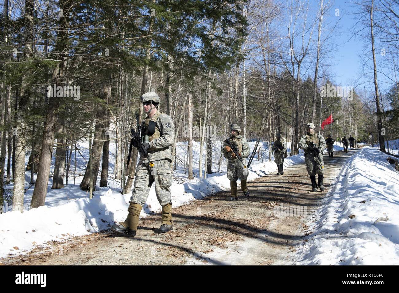 Des soldats américains au sein de la Compagnie Alpha, Brigade 572nd Engineer Battalion, 86th Infantry Brigade Combat Team (montagne), Washington Garde nationale, passer à un point de ralliement de l'objectif sur le camp d'Ethan Allen Site de formation, Jéricho, Vermont), 9 févr. 2019. Les sapeurs ont participé à un événement de formation dans lequel elles ont violé un obstacle, à l'aide d'un dispositif de charge de Bangalore, la création d'une voie sûre pour l'infanterie à passer à travers. Banque D'Images