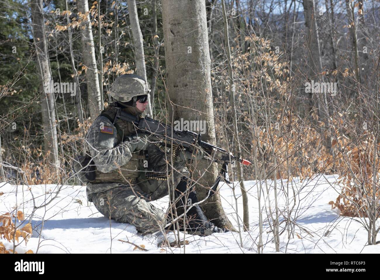 La CPS de l'armée américaine. Benjamin Meyer, ingénieur de combat avec la Compagnie Alpha, 572nd bataillon du génie de la Brigade d'infanterie, 86e Brigade Combat Team (montagne), Washington Garde nationale, occupe un point de rassemblement de l'objectif avec un M240B machine gun sur Camp Ethan Allen Site de formation, Jéricho, Vermont), 9 févr. 2019. Les sapeurs ont participé à un événement de formation dans lequel elles ont violé un obstacle, à l'aide d'un dispositif de charge de Bangalore, la création d'une voie sûre pour l'infanterie à passer à travers. Banque D'Images