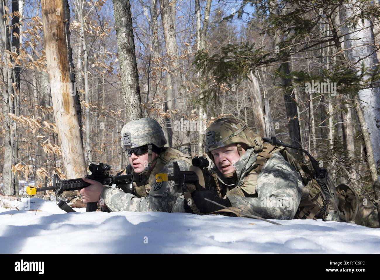 L'ARMÉE AMÉRICAINE, 1er lieutenant Christopher Devito, gauche, un chef de section, et le sergent. Daniel Hart, un ingénieur de combat, à la fois avec la Compagnie Alpha, 572nd bataillon du génie de la Brigade d'infanterie, 86e Brigade Combat Team (montagne), Washington National Guard, recon une violation possible du camp sur le site de formation d'Ethan Allen, Jericho, Vermont), 9 févr. 2019. Les sapeurs ont participé à un événement de formation dans lequel elles ont violé un obstacle, à l'aide d'un dispositif de charge de Bangalore, la création d'une voie sûre pour l'infanterie à passer à travers. Banque D'Images