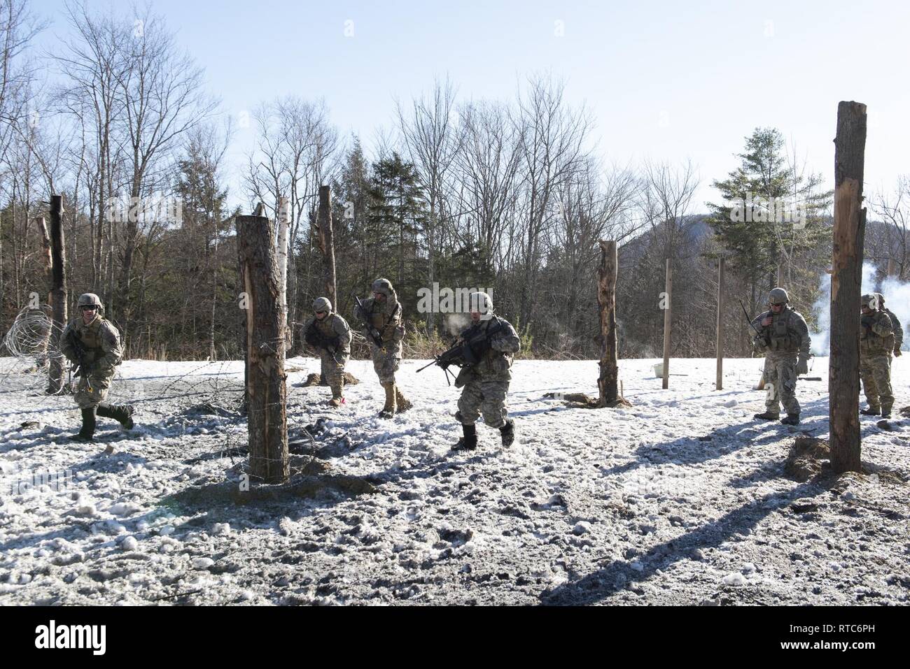 Des soldats américains au sein de la Compagnie Alpha, Brigade 572nd Engineer Battalion, 86th Infantry Brigade Combat Team (montagne), Vermont, chef de la Garde nationale jusqu'à un point de ralliement après marquage d'un passage sur le camp d'Ethan Allen Site de formation, Jéricho, Vermont), 9 févr. 2019. Les sapeurs ont participé à un événement de formation dans lequel elles ont violé un obstacle, à l'aide d'un dispositif de charge de Bangalore, la création d'une voie sûre pour l'infanterie à passer à travers. Banque D'Images