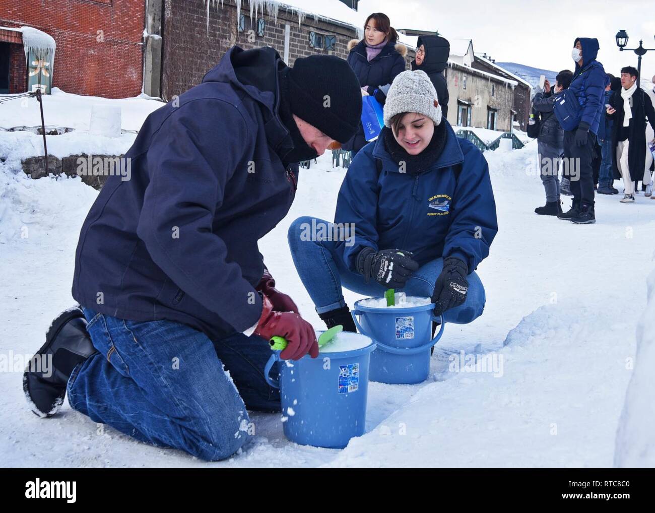 OTARU, Japon (fév. 11, 2019) - Hôpital Corpsman 2e classe Amanda Eakin, droite, de Newville, Pa., et de l'hôpital 3e classe Corpsman Phillip Evans, de Pascagoula, Mississippi, construire des lanternes de la neige au cours d'un événement de relations communautaires à l'appui de la neige chemin de lumière Festival à Otaru (Japon). Blue Ridge est le plus ancien navire opérationnel dans la marine, et comme 7e flotte navire de commandement, est chargé de faciliter les relations au sein de l'Indo-Asia Région du Pacifique. Banque D'Images