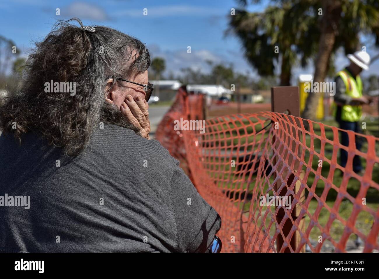 Shirley Guthrie, longtemps chapelle présence,chapelle regarde la démolition de la Base aérienne Tyndall Chapelle à Tyndall AFB, en Floride, le 11 février 2019. Mme Guthrie a parlé de la façon dont elle a participé à l'église depuis 1967, a assisté à des mariages, des baptêmes et des témoins a été un membre actif de la communauté. Certaines parties de la base sont effacées quotidiennement pour construire une nouvelle communauté meilleure. Banque D'Images