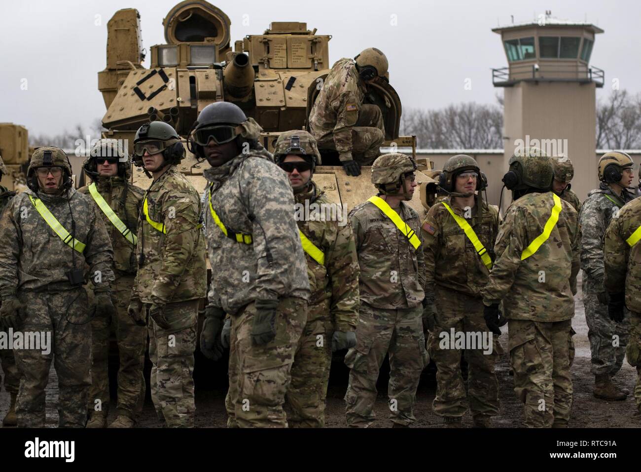 Soldats affectés à l'équipe de combat de la 2e Brigade blindée, 1re Division d'infanterie, attendez qu'un coffre de tête bref pour commencer le 11 février 2019, à Fort Riley, Kansas. Le mémoire a fourni des informations sur la façon de charger correctement et fixez les réservoirs sur les wagons plats, tout en assurant la sécurité des soldats qui se rendent dans le Centre national de formation à Fort Irwin, en Californie. Dagger Brigade sera au NTC pour la formation avant le déploiement. L'Armée américaine Banque D'Images