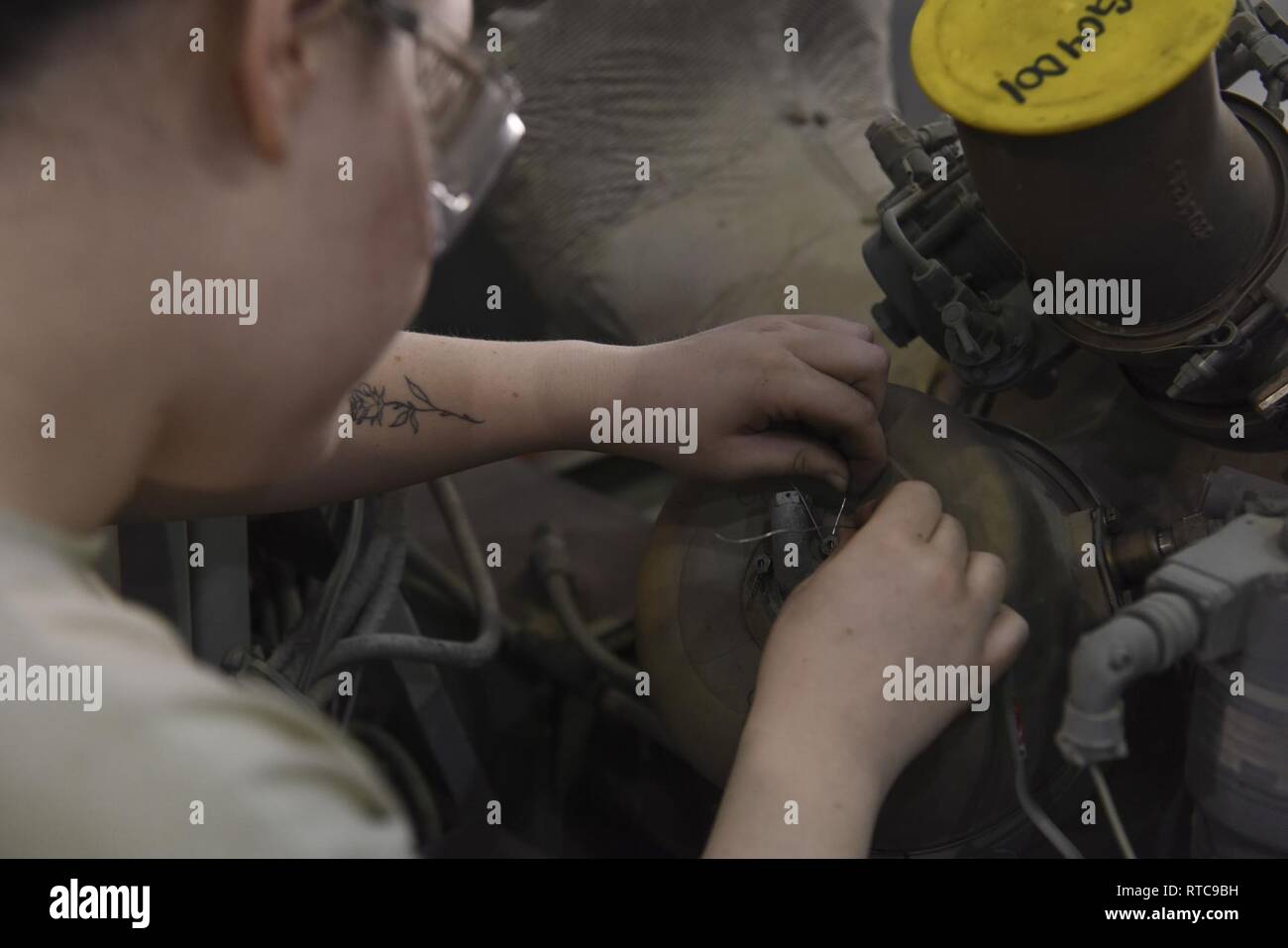 Navigant de première classe Sarah Derringer, 380e Escadron de maintenance expéditionnaire au sol de l'aérospatiale, de technicien d'équipement de sécurité s'applique à la combustion du fil peut d'un Dash 60 générateur, le 11 février 2019, à la base aérienne d'Al Dhafra, aux Émirats arabes unis. L'âge shop est responsable de 84 différents types de matériel de soutien pour un total de 313 pièces en tout. Banque D'Images