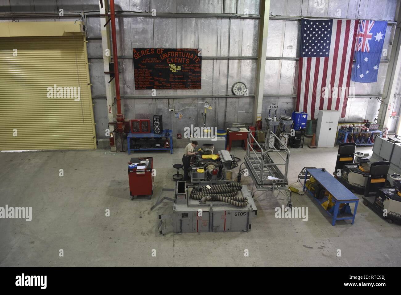 Navigant de première classe Sarah Derringer, 380e Escadron de maintenance expéditionnaire au sol de l'aérospatiale, de technicien d'équipement de sécurité s'applique à la combustion du fil peut d'un DASH 60 générateur, le 11 février 2019, à la base aérienne d'Al Dhafra, aux Émirats arabes unis. L'âge shop est responsable de 84 différents types de matériel de soutien pour un total de 313 pièces en tout. Banque D'Images