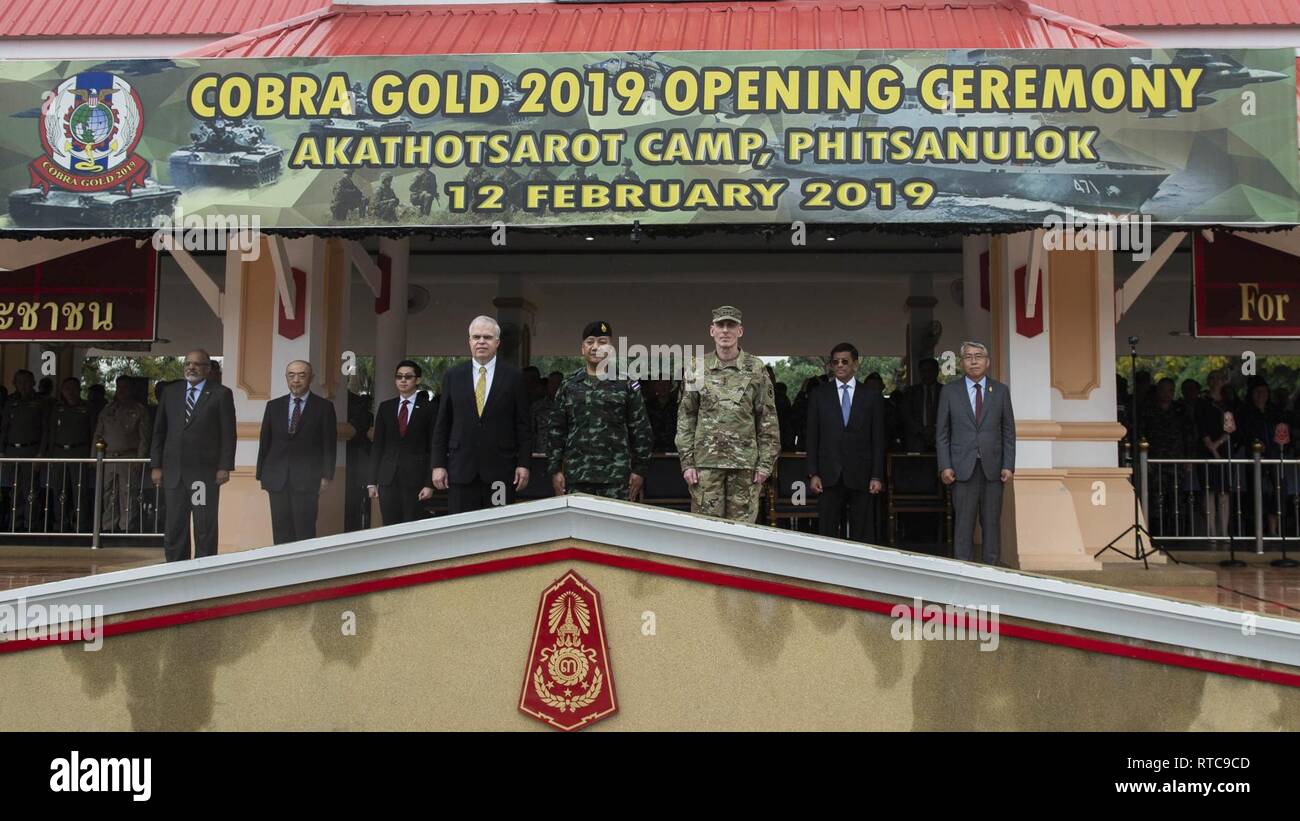 Phitsanulok, Royaume de Thaïlande (12 février 2019) - Le chef des Forces de défense de l'Armée royale thaïlandaise, le général Pornpipat Benyasri (centre), Chargé d'affaires Monsieur Peter Haymond (à gauche), l'ambassade américaine en Thaïlande et le lieutenant-général Gary J. Volesky (droite), commandant du premier corps de l'armée américaine, représentant de l'Indo-Pacifique, commande des États-Unis a conduit la cérémonie d'ouverture de l'exercice or Cobra 19 Akathotsarot au Camp, province de Phitsanulok, mardi 12 février, 2019. Ils ont été rejoints par les ambassadeurs du Japon et de la République de Corée et des représentants de l'Indonésie, la Malaisie et Singapour ainsi que beaucoup d'o Banque D'Images