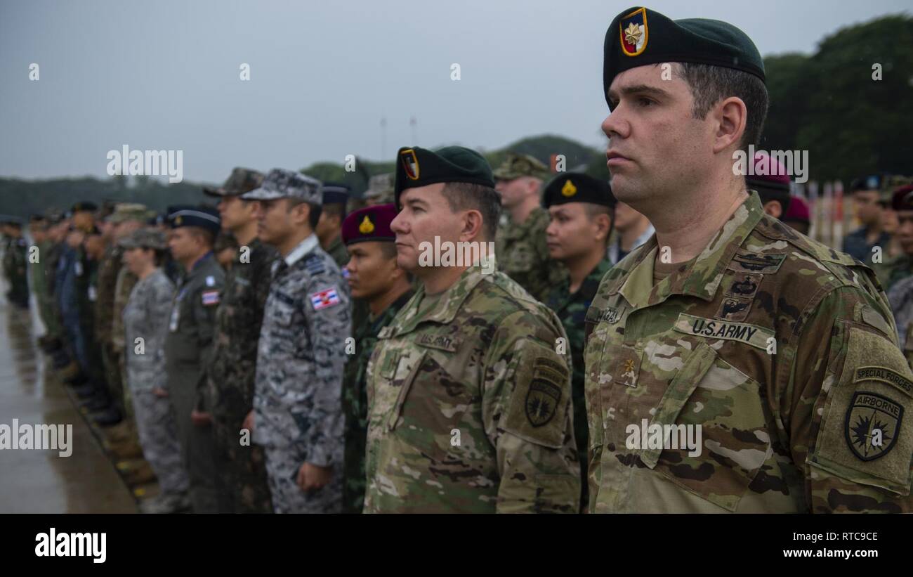 Phitsanulok, Royaume de Thaïlande (12 février 2019) - Le chef des Forces de défense de l'Armée royale thaïlandaise, le général Pornpipat Benyasri (centre), Chargé d'affaires Monsieur Peter Haymond (à gauche), l'ambassade américaine en Thaïlande et le lieutenant-général Gary J. Volesky (droite), commandant du premier corps de l'armée américaine, représentant de l'Indo-Pacifique, commande des États-Unis a conduit la cérémonie d'ouverture de l'exercice or Cobra 19 Akathotsarot au Camp, province de Phitsanulok, mardi 12 février, 2019. Ils ont été rejoints par les ambassadeurs du Japon et de la République de Corée et des représentants de l'Indonésie, la Malaisie et Singapour ainsi que beaucoup d'o Banque D'Images