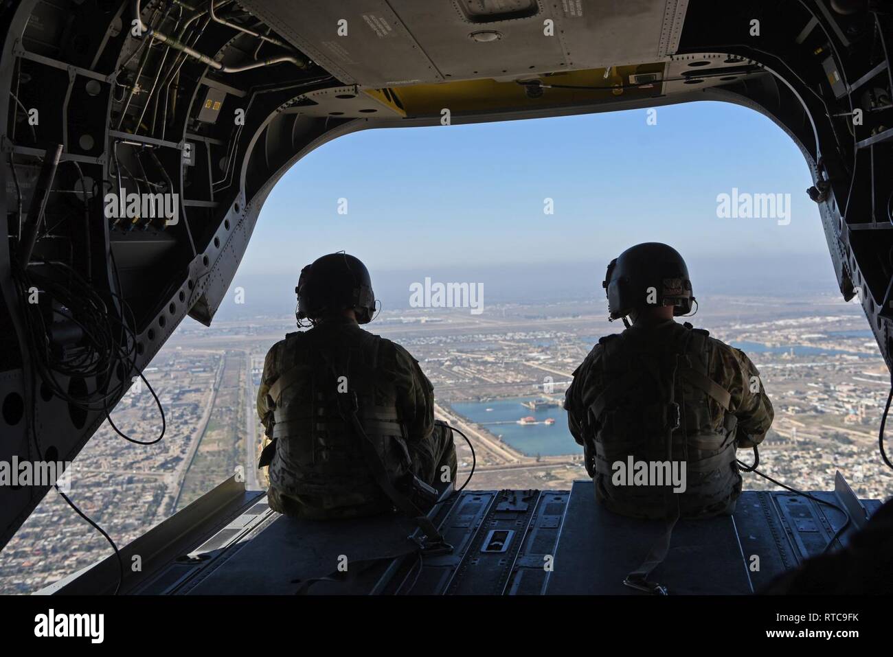 Des soldats de l'armée américaine lors d'une des observations de survol en avion des Chinook Centre de soutien diplomatique de Bagdad à la zone verte, à l'appui d'une visite par le Secrétaire par intérim de la Défense Patrick M. Shanahan, Bagdad, Irak, le 12 février 2019. Banque D'Images