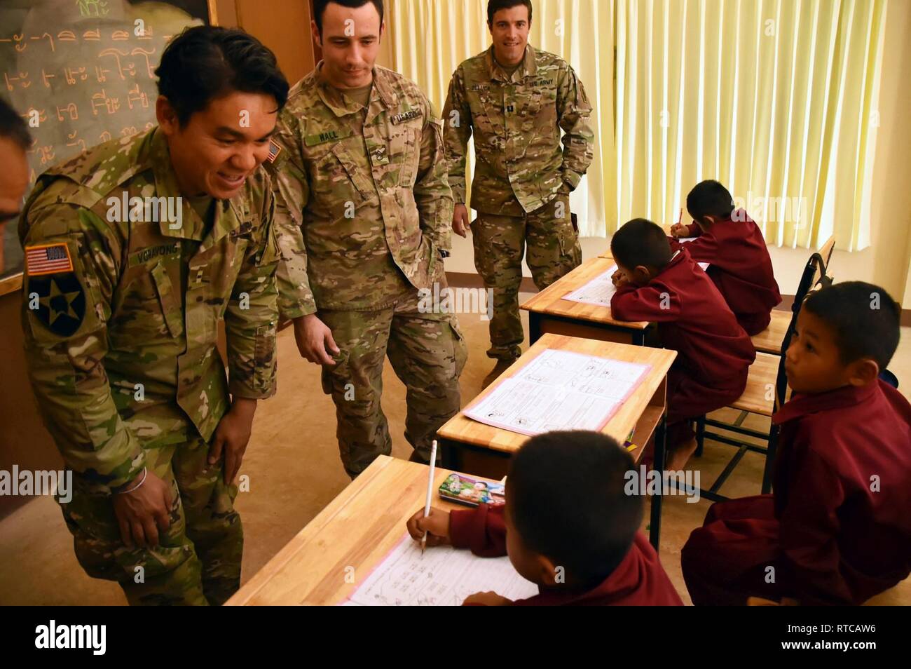 Soldats de 1st Special Forces Group et la 95e Brigade des affaires civiles en partenariat avec la Royal Thai Police patrouille Boarder passez du temps avec les enfants locaux au cours d'une relation communautaire au projet un internat au nord de Chiang Mai. Gold Cobra, organisé en Thaïlande, est le plus important exercice militaire dans la région Indo-Pacifique. Banque D'Images