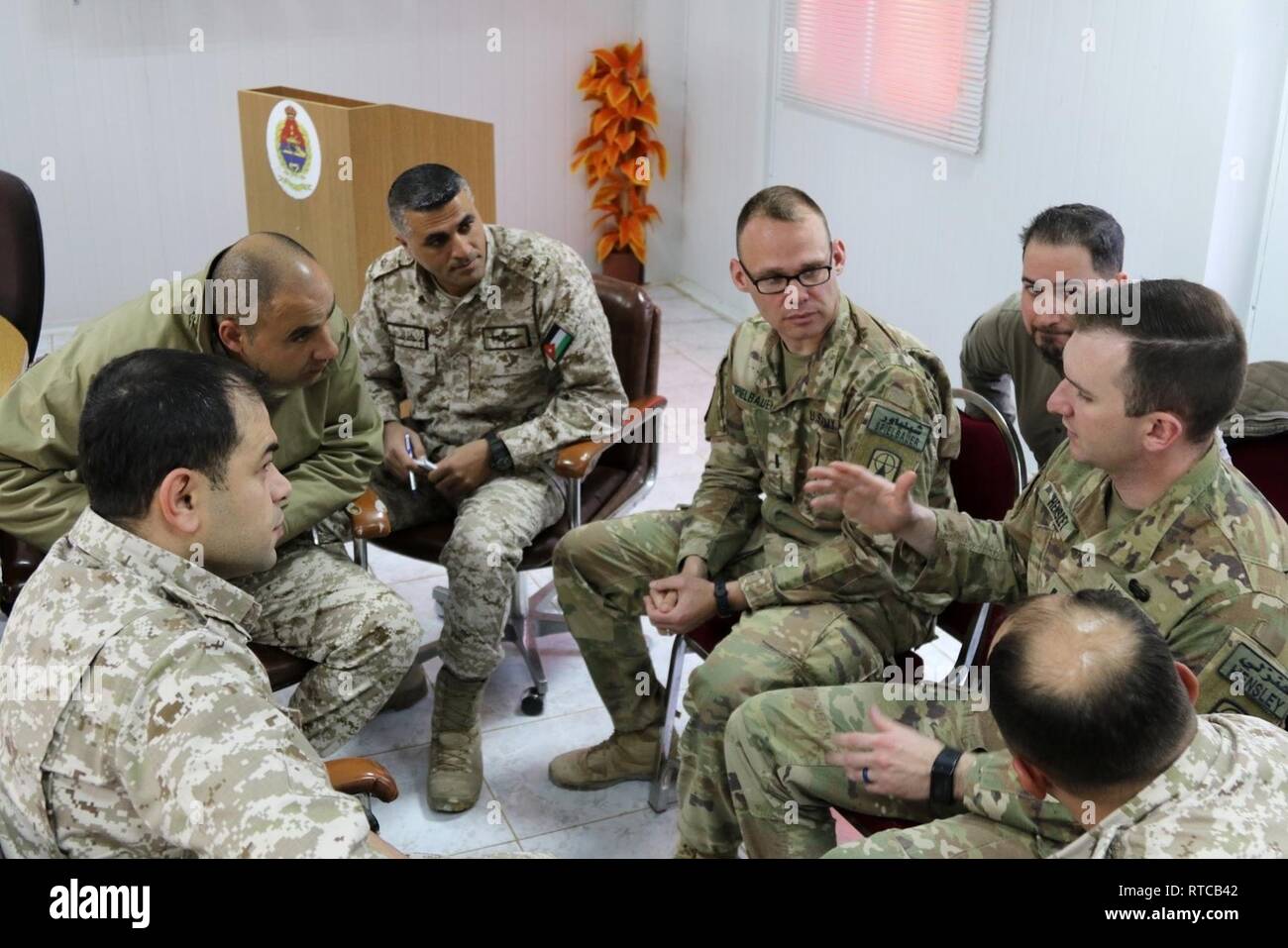 U.S. Army National Guard 1er Lieutenant Jeffery Hensley, avec le 1er bataillon du 121e Régiment d'artillerie, des entretiens avec des agents du Corps d'Artillerie Royal Jordanian incendies lors d'un échange d'employés le 12 février 2019 à l'École d'Artillerie Royal Jordanian en Jordanie. Les feux de l'échange d'employés a été réalisée afin de partager des processus et favoriser l'interopérabilité entre l'armée américaine et les Forces armées de la Jordanie. Banque D'Images