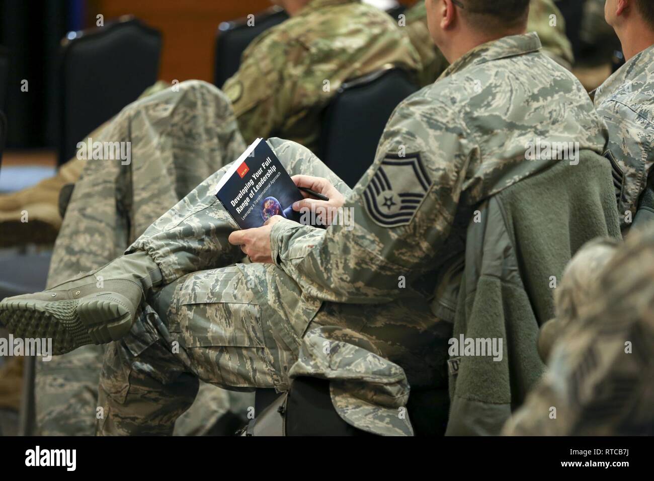 Les hauts dirigeants de la Garde nationale de l'Alaska participer à un Sommet de Leadership Transformationnel Arctic Warrior Events Center sur Joint Base Elmendorf-Richardson, Alaska, 11-12 février, 2019. La formation fait partie d'une conférence de deux jours qui fournit le professionnalisme militaire et éthique de la formation de remise en forme aux membres principaux de l'organisation. Banque D'Images