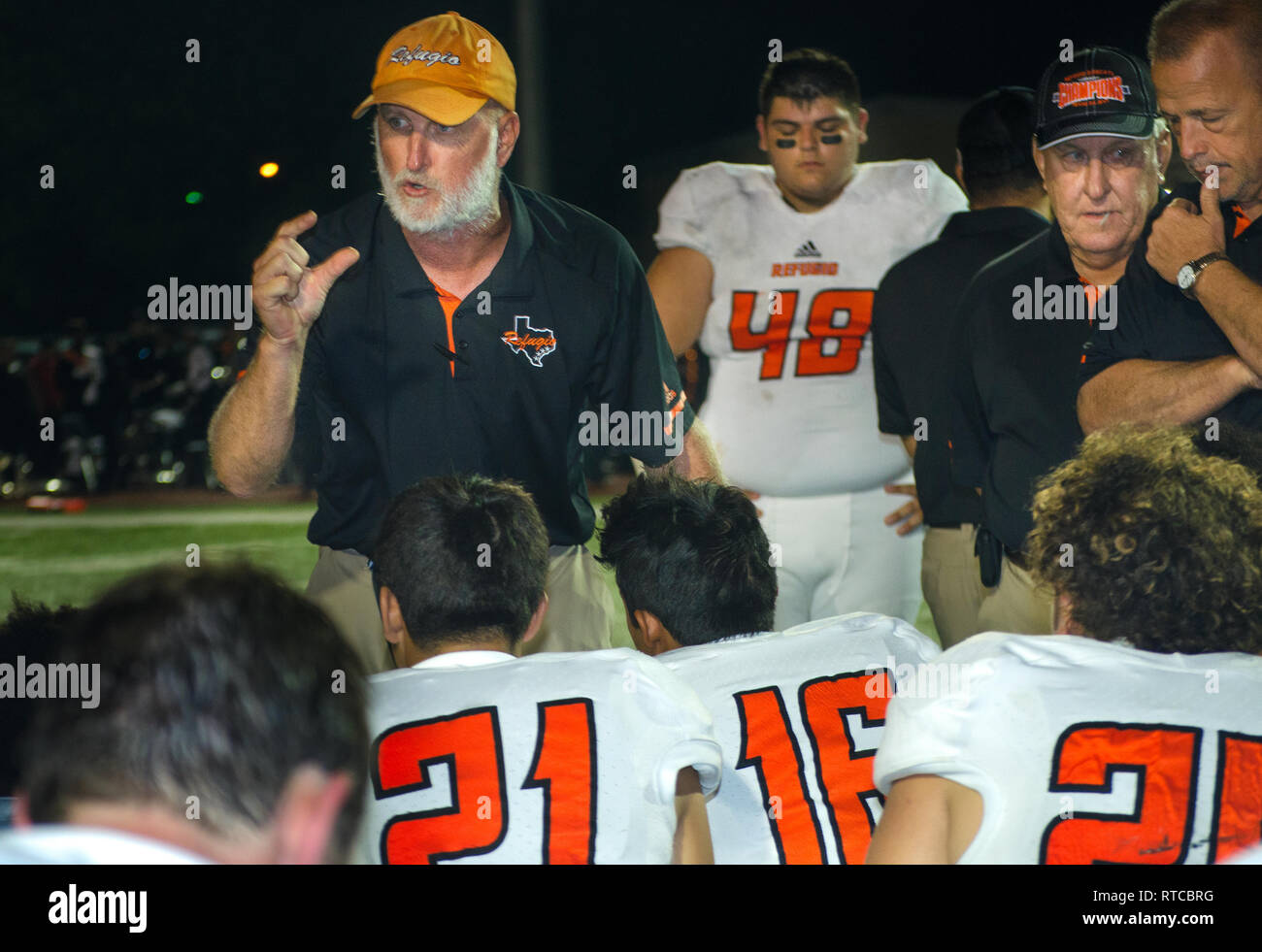 Refugio High School entraîneur Hareng Jason parle à son équipe sur leur rendement, le 29 septembre, 2017, à Seguin, Texas. Banque D'Images