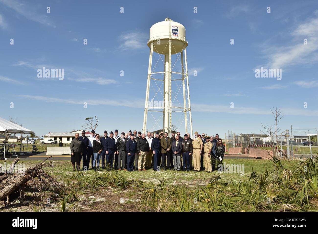 Les membres de la grande communauté de la défense américaine et à la base aérienne Tyndall posent pour une photo de groupe lors de l'inauguration d'un logo sur le château d'eau de l'installation à la base aérienne Tyndall, en Floride, le 13 février 2019. Tyndall a reçu le Grand Prix de la communauté de la Défense américaine pour 2019 avec un logo commémoratif peint sur le château d'eau pour représenter les réalisations de Bay County. Bay comté est l'un des cinq collectivités de tout le pays pour être nommé un grand Américain de Défense en 2019. Banque D'Images