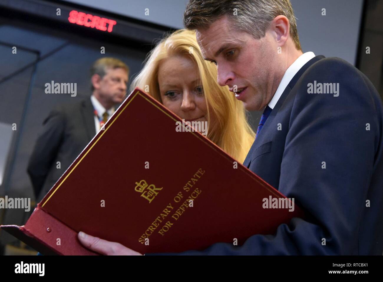 Le ministre de la Défense britannique Gavin Williamson et le représentant permanent du Royaume-Uni auprès de l'OTAN, Sarah MacIntosh, confèrent à la ministérielle de la défense de l'OTAN au siège de l'OTAN, Bruxelles, Belgique, le 13 février 2019. Banque D'Images