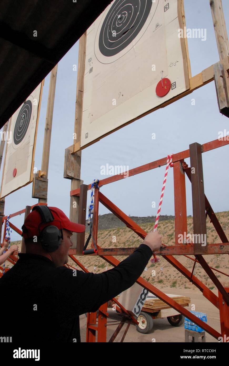 Le Sgt. Brian Harder, un mécanicien avec le 519e Bataillon de soutien de soutien au combat, une partie de la 38e Brigade de soutien s'abaisse une cible le Mercredi, Février 13, 2019 à Phoenix dans l'Arizona. 'Tout le monde se transforme, nous avons tous à tirer, nous avons tous les élèves, et nous avons tous suivi les cibles", le Sgt. Plus difficile de dire. 'Il maintient des choses justes. Dépend vraiment de la prise de vue dans des conditions, donc si tout le monde tourne, tout le monde a une meilleure chance d'éprouver les mêmes conditions." Banque D'Images