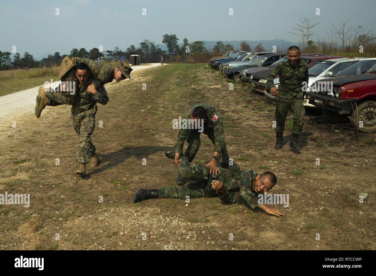 Les Marines américains en concurrence contre Royal Thai Marines blessés au combat au cours de la formation de l'aide, de l'exercice or Cobra 19, camp de Ban Chan Khrem, Khao Khitchakut District, Thaïlande, le 13 février 2019. Gold Cobra 19 est une Thai-AMÉRICAIN co-parrainé l'exercice qui représente la longue amitié entre le peuple américain et thaïlandais. La 31e unité expéditionnaire de marines, le Corps des Marines' seulement continuellement de l'avant-déployés MEU, fournit une force meurtrière et flexible prêt à réaliser une vaste gamme d'opérations militaires comme la première force d'intervention de crise dans la région Indo-Pacifique. Banque D'Images