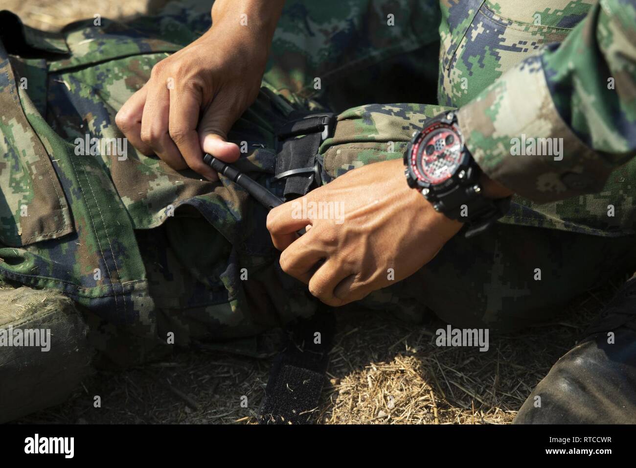 Une Marine royale thaïlandaise applique un garrot au cours de combat, l'exercice de formation d'aide d'or Cobra 19, camp de Ban Chan Khrem, Khao Khitchakut District, Thaïlande, le 13 février 2019. Gold Cobra 19 est une Thai-AMÉRICAIN co-parrainé l'exercice qui représente la longue amitié entre le peuple américain et thaïlandais. La 31e unité expéditionnaire de marines, le Corps des Marines' seulement continuellement de l'avant-déployés MEU, fournit une force meurtrière et flexible prêt à réaliser une vaste gamme d'opérations militaires comme la première force d'intervention de crise dans la région Indo-Pacifique. Banque D'Images