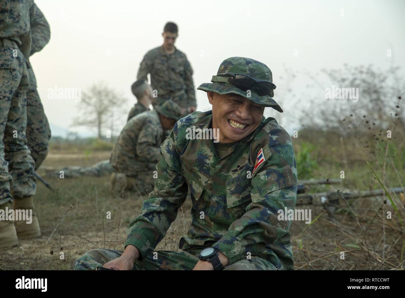 Un rire Marine royale thaïlandaise à la suite d'un incendie réel cas d'or Cobra 19, camp de Ban Chan Khrem, Khao Khitchakut District, Thaïlande, le 13 février 2019. Gold Cobra exercice démontre l'engagement du Royaume de Thaïlande et des États-Unis à notre alliance de longue date, fait la promotion des partenariats régionaux et les progrès de la coopération en matière de sécurité dans la région Indo-Pacifique. La 31e unité expéditionnaire de marines, le Corps des Marines' seulement continuellement de l'avant-déployés MEU, fournit une force meurtrière et flexible prêt à réaliser une vaste gamme d'opérations militaires comme la première force d'intervention de crise dans la région indo-P Banque D'Images