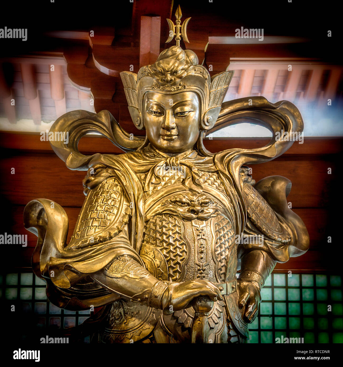 Une statue dorée dans le temple de Jing'an. Un temple bouddhiste sur le West Nanjing Road dans le quartier de Jing'an de Shanghai, Chine. Banque D'Images