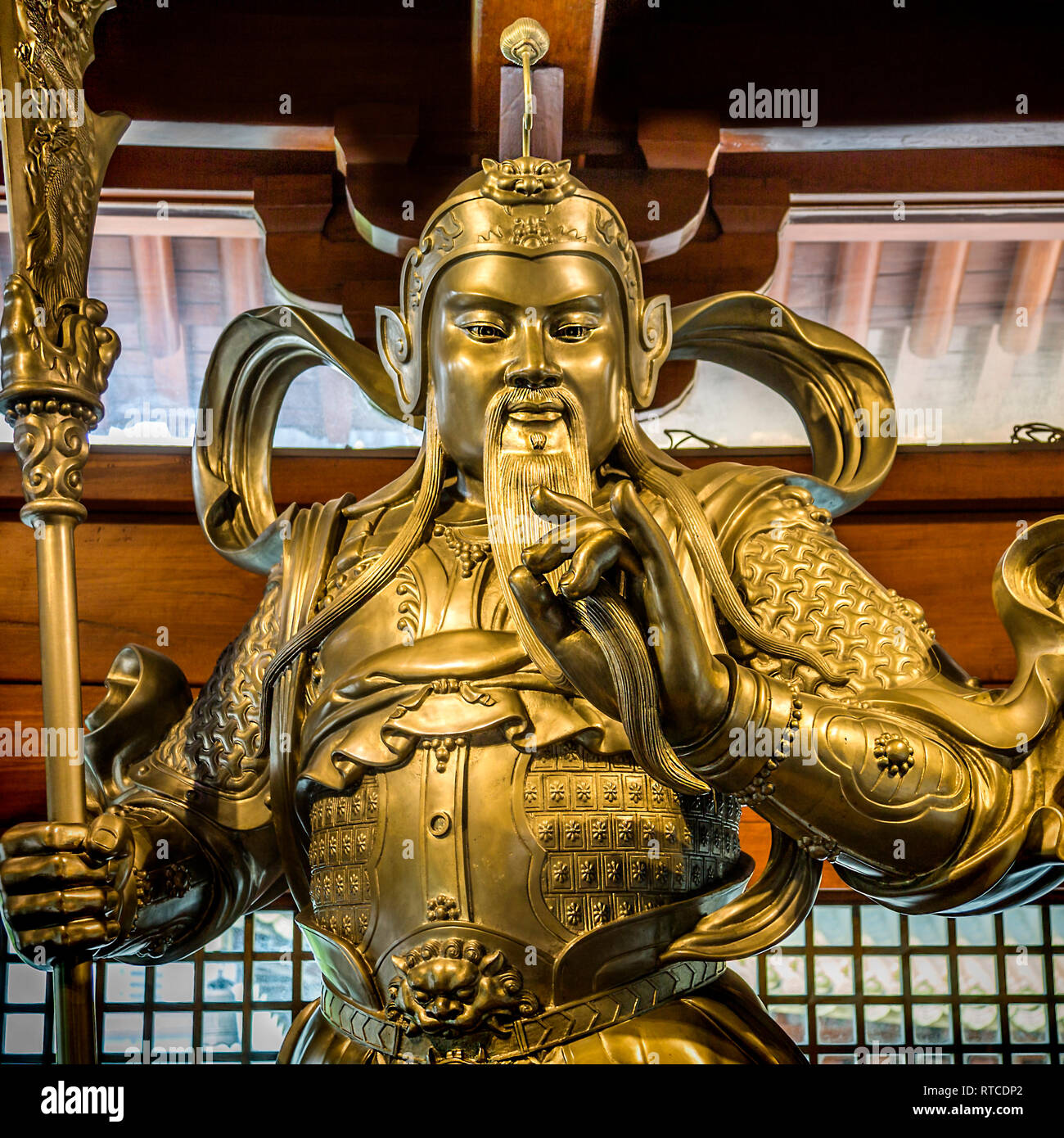 Une statue dorée dans le temple de Jing'an. Un temple bouddhiste sur le West Nanjing Road dans le quartier de Jing'an de Shanghai, Chine. Banque D'Images