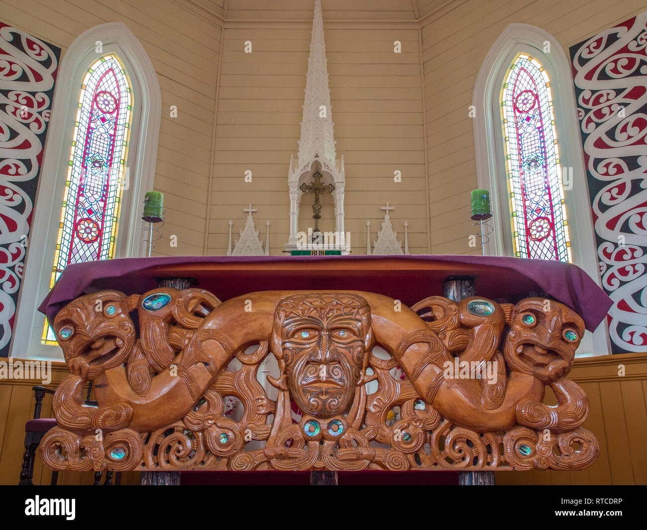 Intérieur de l'Église St-Joseph, avec les Maoris de la décoration et la sculpture, Hiruharama Jérusalem, rivière Whanganui, Nouvelle-Zélande Banque D'Images