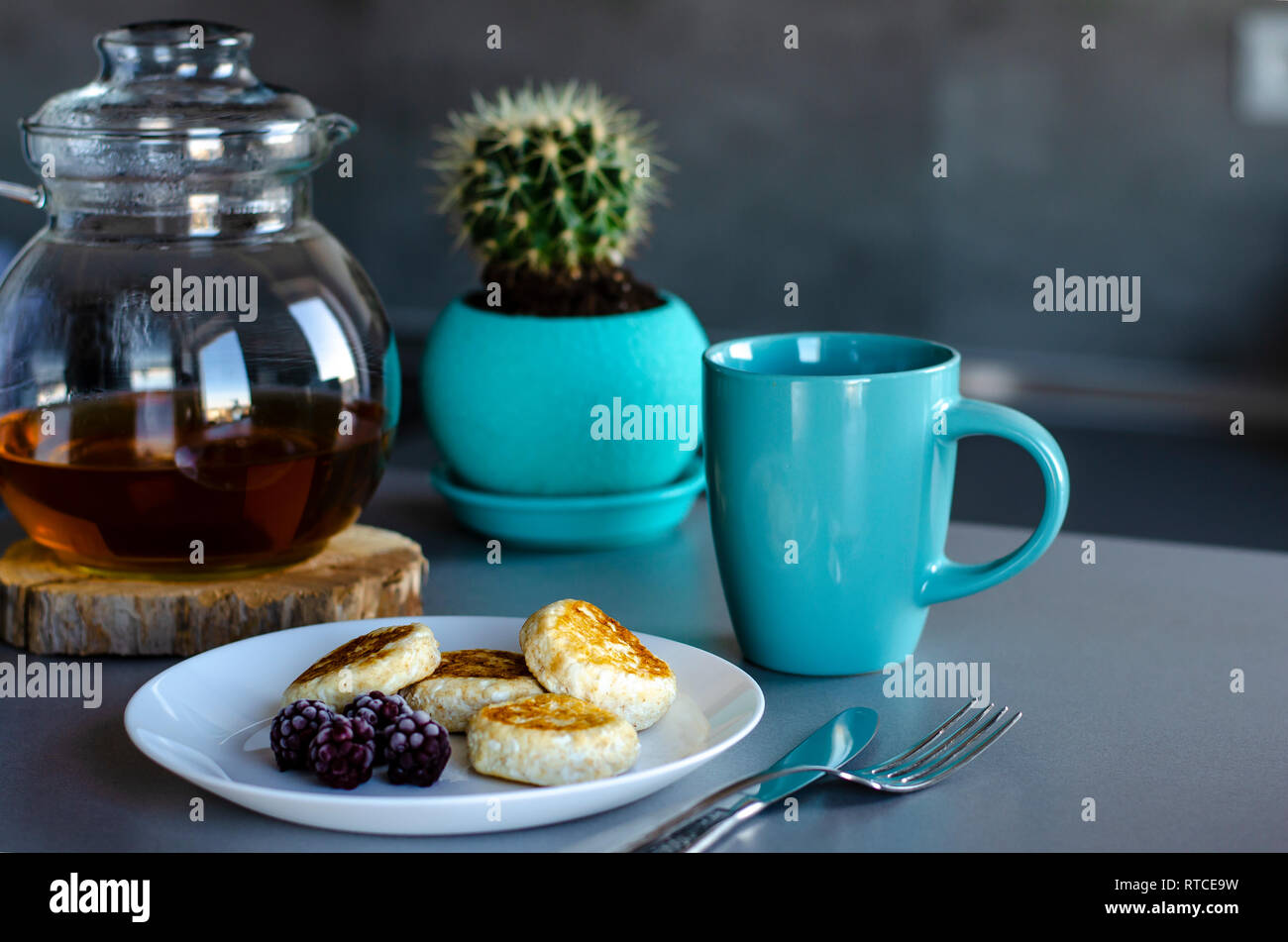 Petit-déjeuner sain avec crêpes de fromage blanc