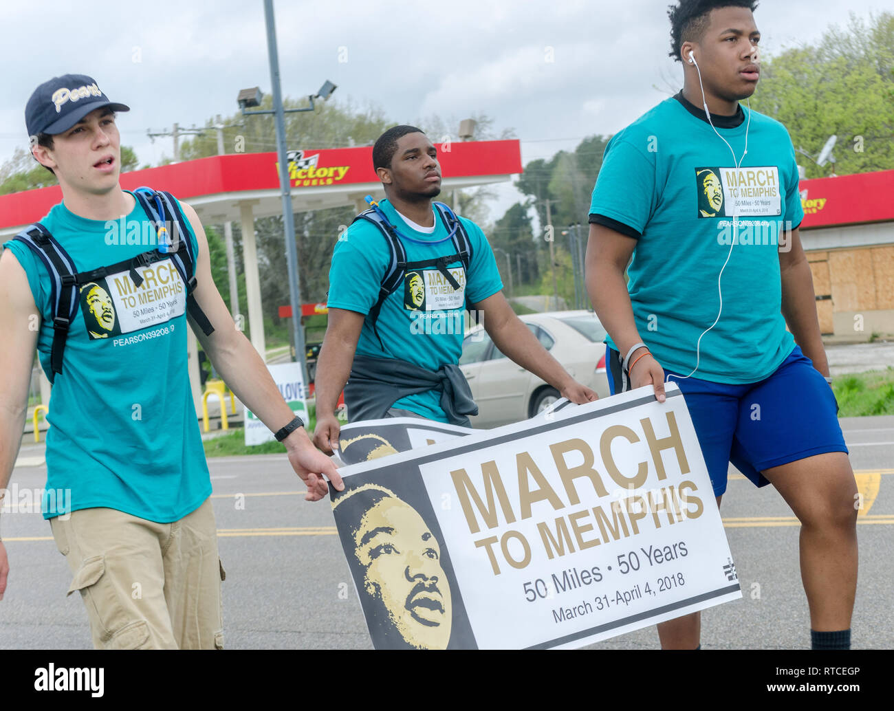 Un groupe de jeunes s'marches​ sur la Highway 61, le 3 avril 2018, à Memphis, Tennessee. Banque D'Images