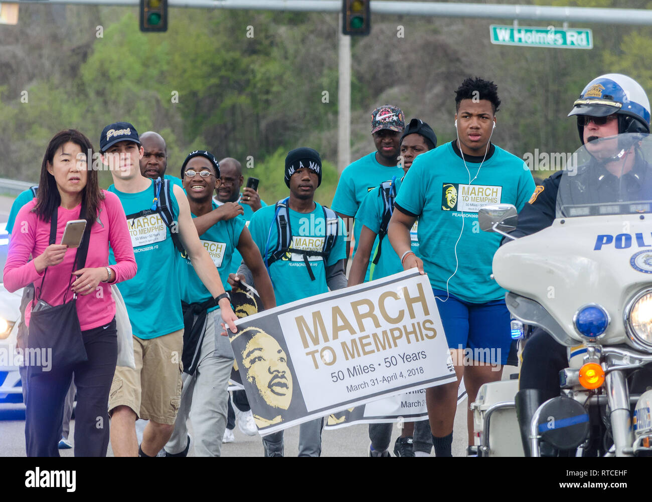 Un groupe de jeunes gens, flanqué de media et de l'application de la loi, des marches sur la Highway 61, le 3 avril 2018, à Memphis, Tennessee. Banque D'Images