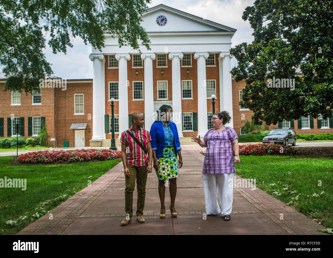 Les étudiants de l'Université du Mississippi en parler à Susan Glisson, directeur de l'Institut William Winter pour la réconciliation raciale à Oxford, Mississippi. Banque D'Images