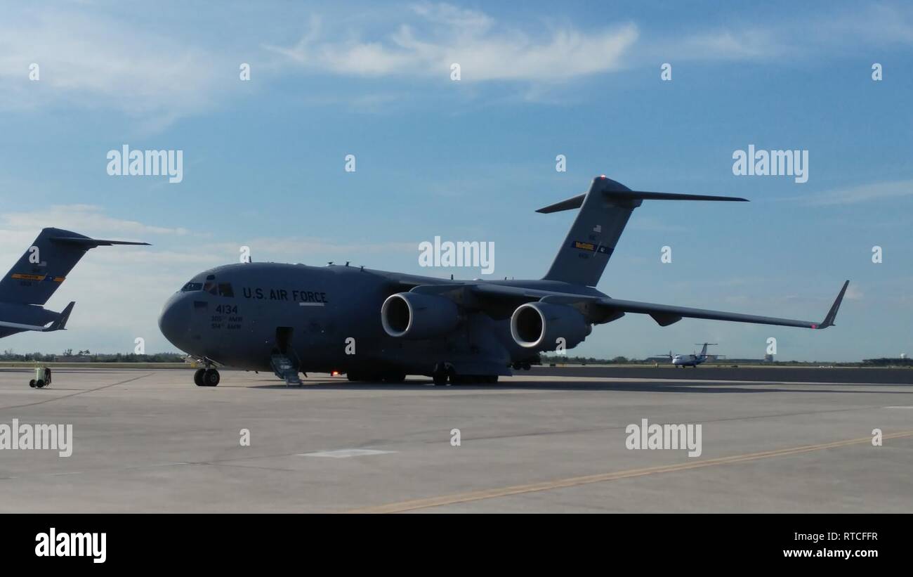 HOMESTEAD Air Reserve Base en Floride (fév. 16, 2019) - Un des trois U.S. Air Force C-17 Globemaster sur le tarmac avant au transport aérien de l'aide humanitaire à Cúcuta, Colombie. Le transport aérien fait partie d'un ministère d'État, l'USAID, et le ministère de la défense de coopération visant à offrir de l'aide prêt pour distribution à l'intérieur du Venezuela à Bogota, Colombie. Banque D'Images