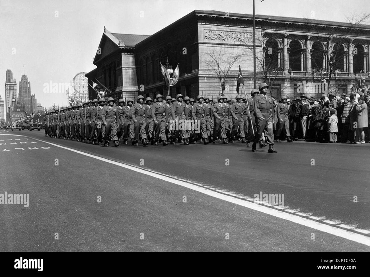 Les hommes du 555ème Parachute Infantry Regiment mars dans la Parade de la victoire de la ville de New York le 12 janvier 1946. Le major-général Jim Gavin a assuré la "Triple Nickles" non seulement ont défilé à la parade, mais portait l'insigne de la 82e Division aéroportée. Banque D'Images