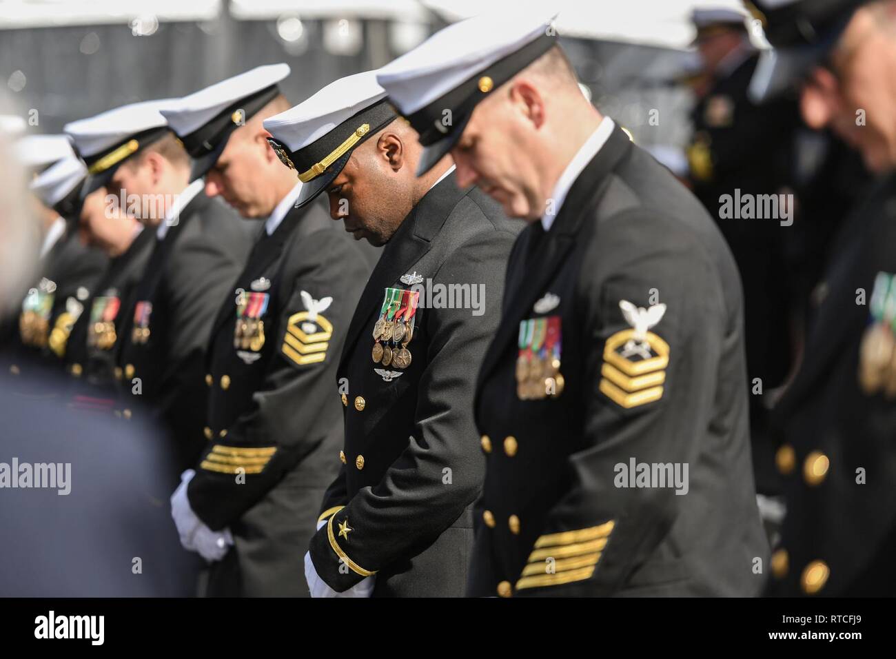 SAN FRANCISCO (fév. 16, 2019) marins affectés à l'indépendance variante de combat littoral USS Tulsa (LCS 16) baissent la tête au cours de la bénédiction pour la cérémonie de mise en service du navire. LCS 16 est le 15e navire de combat littoral à entrer dans la flotte et la huitième de la variante de l'indépendance. C'est le deuxième navire de combat de la Marine du nom de Tulsa, la deuxième plus grande ville de l'Oklahoma. Banque D'Images