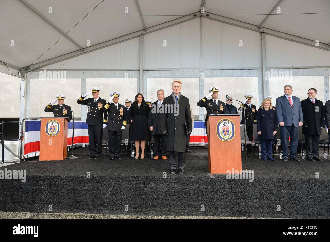 SAN FRANCISCO (fév. 16, 2019) visiteurs distingués se lever et saluer pour la parade des couleurs lors de la cérémonie de mise en service du littoral lutte contre le USS Tulsa LCS (16). LCS 16 est le 15e navire de combat littoral à entrer dans la flotte et la huitième de la variante de l'indépendance. C'est le deuxième navire de combat de la Marine du nom de Tulsa, la deuxième plus grande ville de l'Oklahoma. Banque D'Images