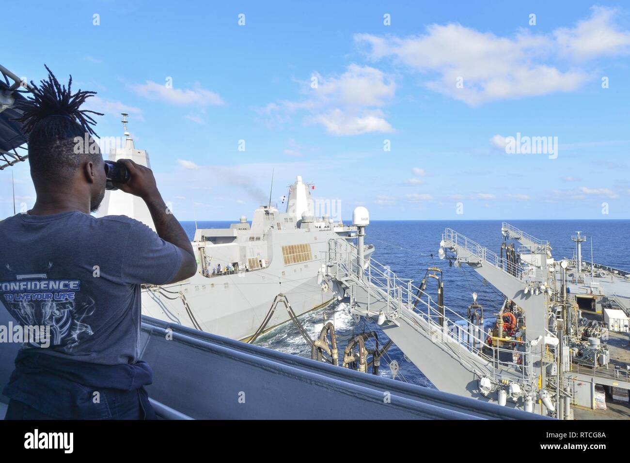 Golfe de Thaïlande (fév. 17, 2019) Mariner Civil Emmanuel Lewis, matelot à bord de la Henry J. Kaiser-reconstitution de la flotte classe USNS plus huileuse Guadalupe (T-AO 200), observe une zone à manœuvrer le détail au cours d'un ravitaillement en mer avec l'évolution de transport amphibie USS Green Bay (LPD 20), partie de la Guêpe groupe amphibie. Guadalupe est l'exécution d'opérations qui fournit un appui logistique aux forces alliées et de l'US Navy opérant dans la 7e Flotte des États-Unis zone de responsabilité. . Banque D'Images