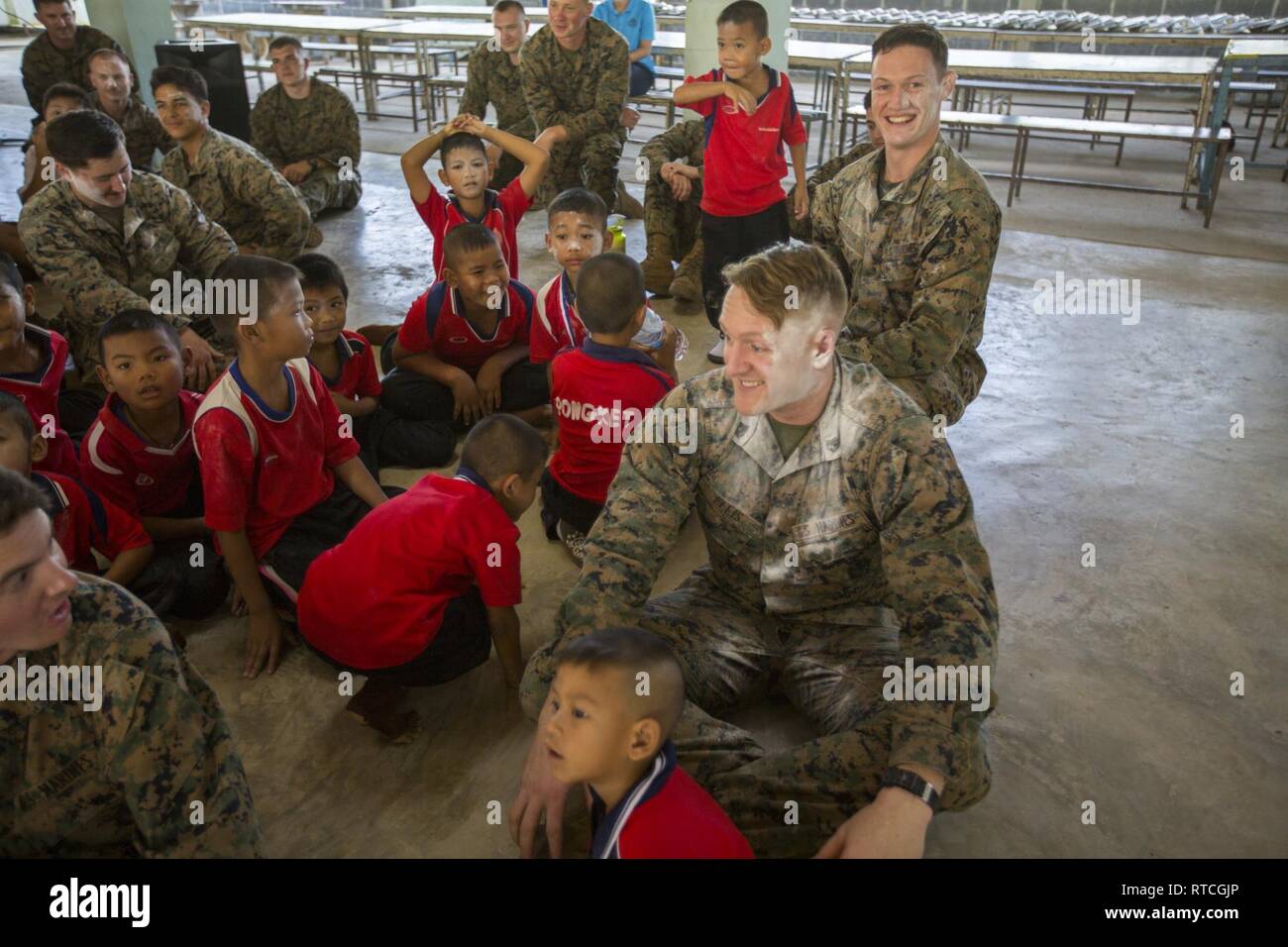 L'équipe de marines avec l'atterrissage du bataillon, 1er Bataillon, 4ème Marines, jouer un jeu avec les enfants de l'école thaïlandaise pendant l'exercice Gold Cobra 19.1 sur un voyage de relations communautaires à Ban Chan Khrem, Thaïlande, le 18 février 2019. Gold Cobra exercice démontre l'engagement du Royaume de Thaïlande et des États-Unis à notre alliance de longue date, fait la promotion de partenariats régionaux dans la région Indo-Pacifique. La 31e unité expéditionnaire de marines, le Corps des Marines' seulement continuellement de l'avant-déployés MEU, fournit une force meurtrière et flexible prêt à réaliser une vaste gamme d'opérations militaires comme le premier cri Banque D'Images