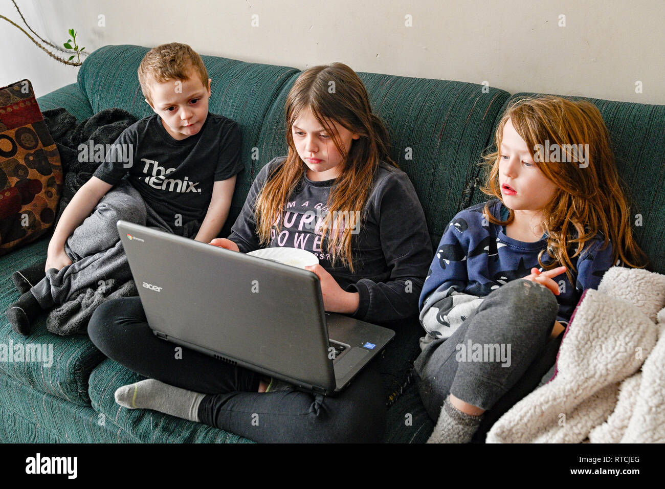 Les enfants regardant la vidéo sur ordinateur portable Banque D'Images