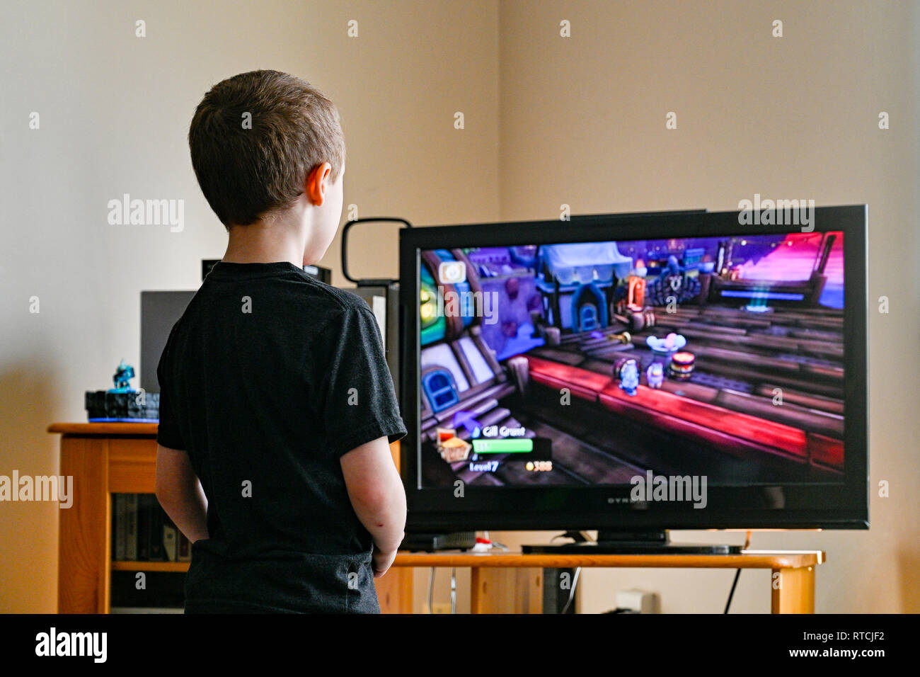 Young boy playing video game Banque D'Images