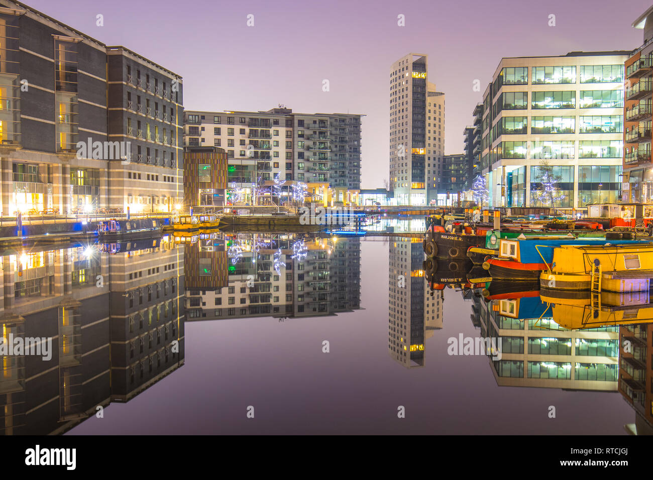 Réflexions d'amarré narrowboats et les appartements du Dock Leeds Banque D'Images