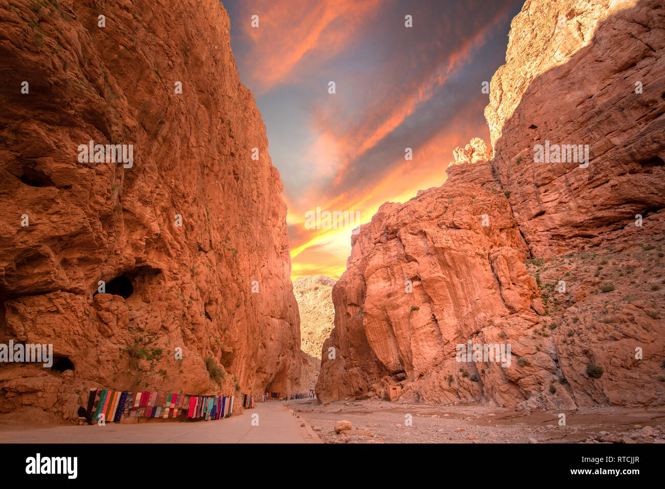 Gorges du Todgha ou Gorges du Toudra est un canyon dans les montagnes du Haut Atlas, près de la ville de Tinerhir, Maroc . Une série de canyons calcaires coucher du soleil Banque D'Images