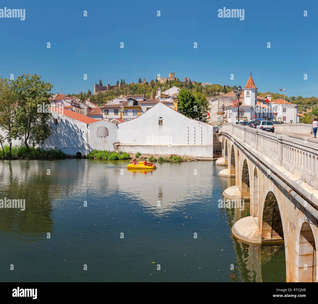 Pont en arc à travers la rivière Nabao Banque D'Images