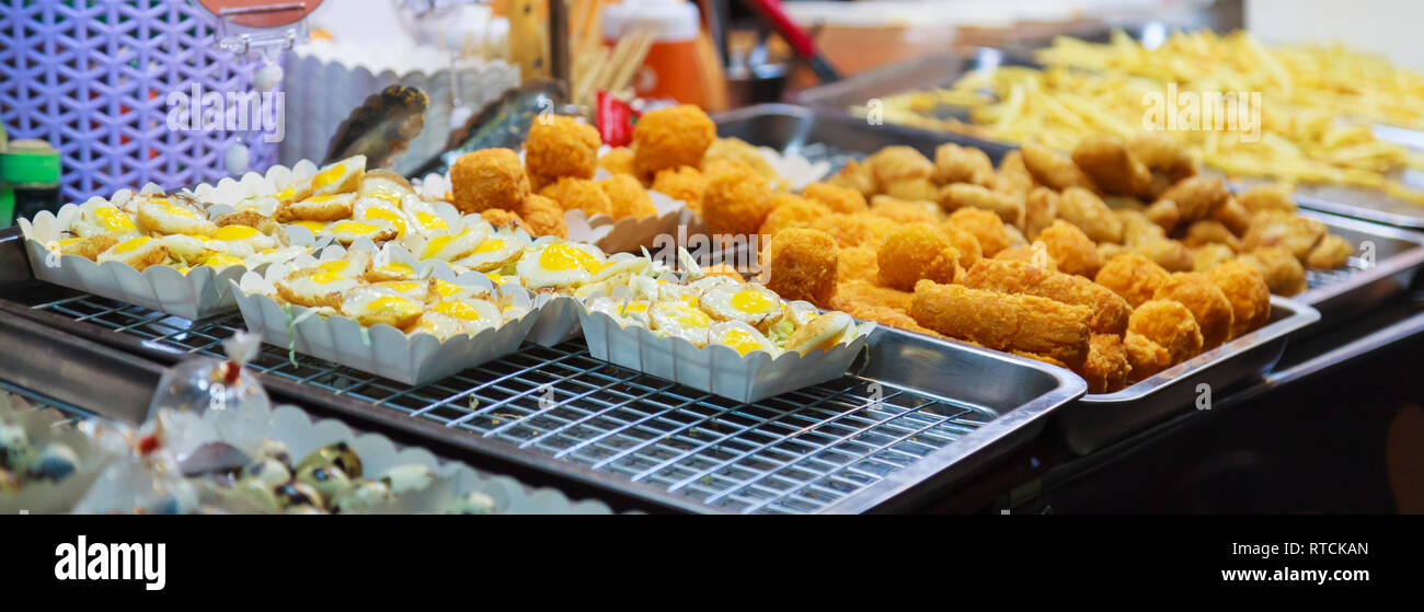 Des variétés asiatiques traditionnels thaï délicieux plat de nourriture de rue, des snacks appétissants sur les étals du marché de nuit marché alimentaire. Billet d'alimentation, de l'Asie la culture, Co Banque D'Images