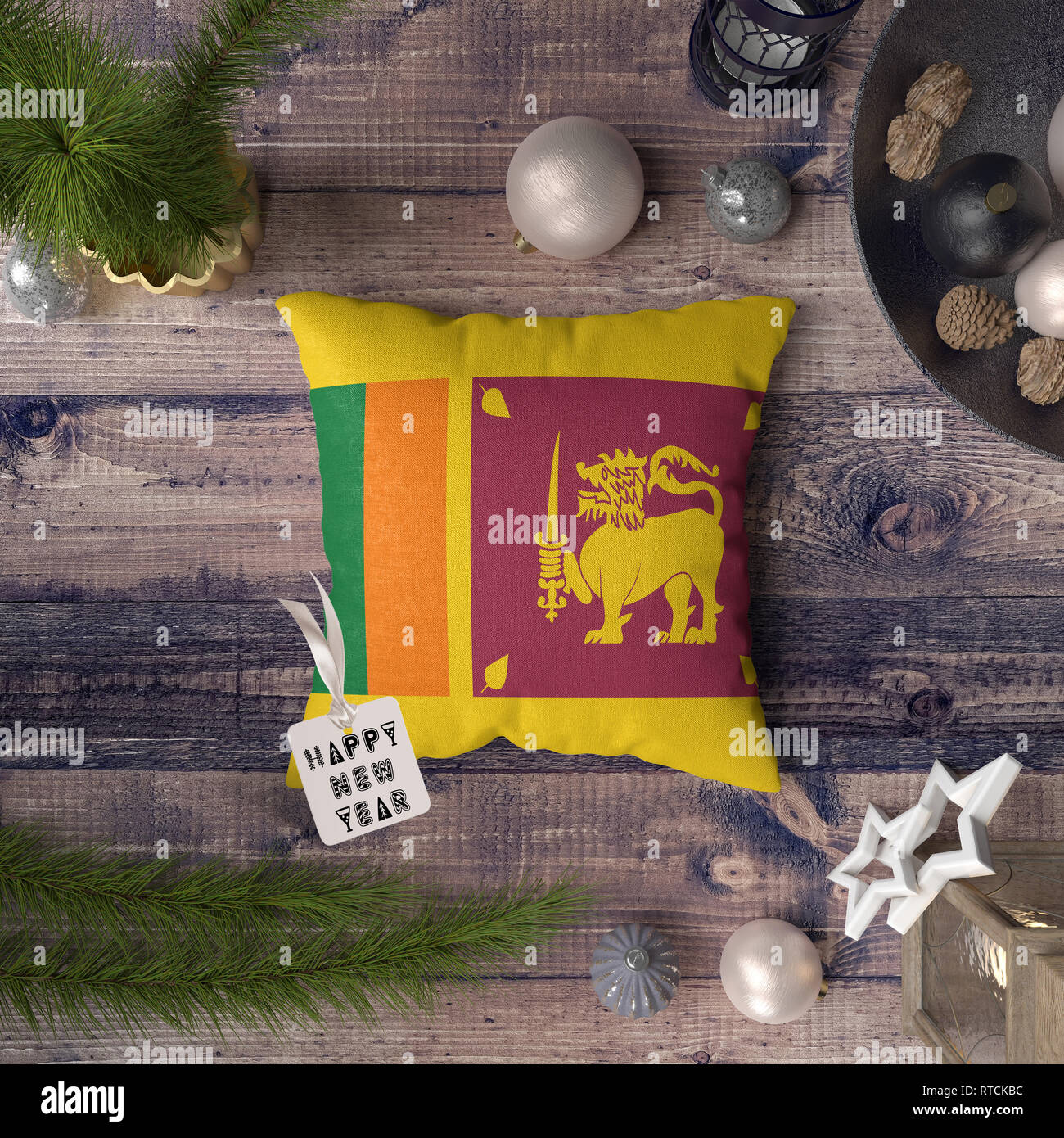 Bonne année tag avec le Sri Lanka drapeau sur l'oreiller. Concept de décoration de Noël sur la table en bois avec belle objets. Banque D'Images