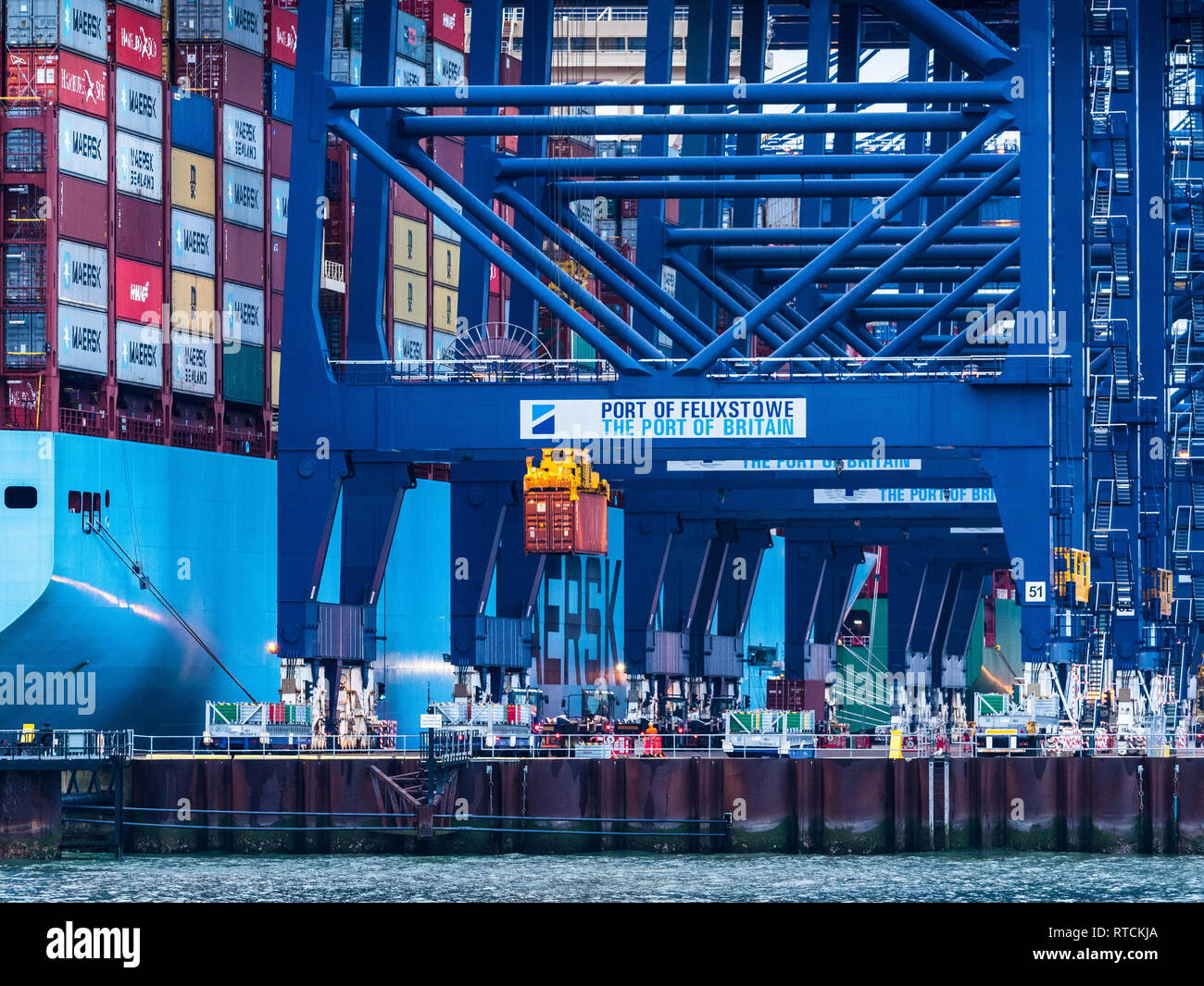 Commerce extérieur du Royaume-Uni - conteneurs d'expédition chargés et déchargés d'un navire Maersk à Felixstowe. Le plus grand port de conteneurs du Royaume-Uni sur la côte est Banque D'Images