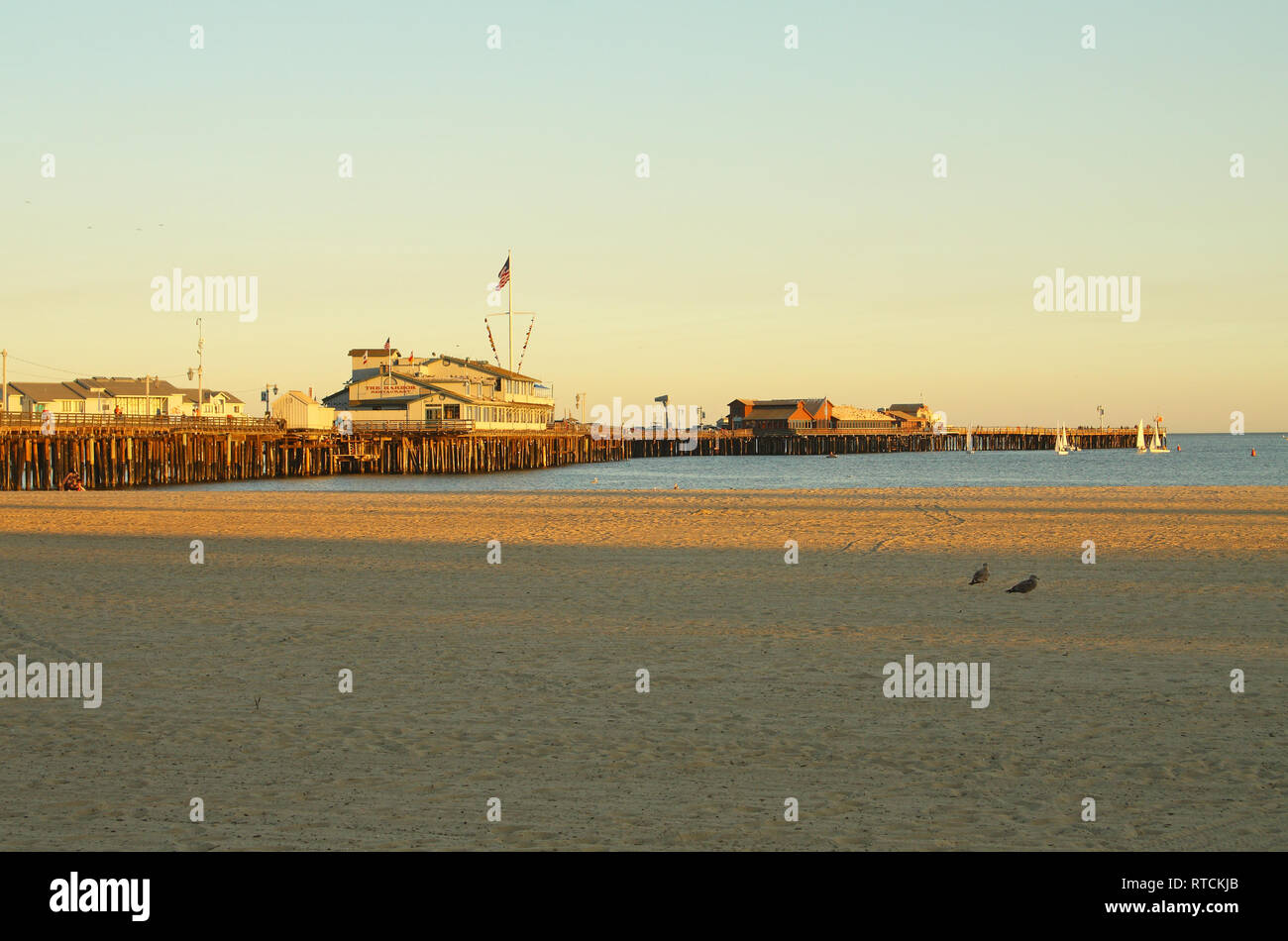 Stearns Wharf et plage au coucher du soleil de l'Ouest, Santa Barbara, Californie, USA Banque D'Images