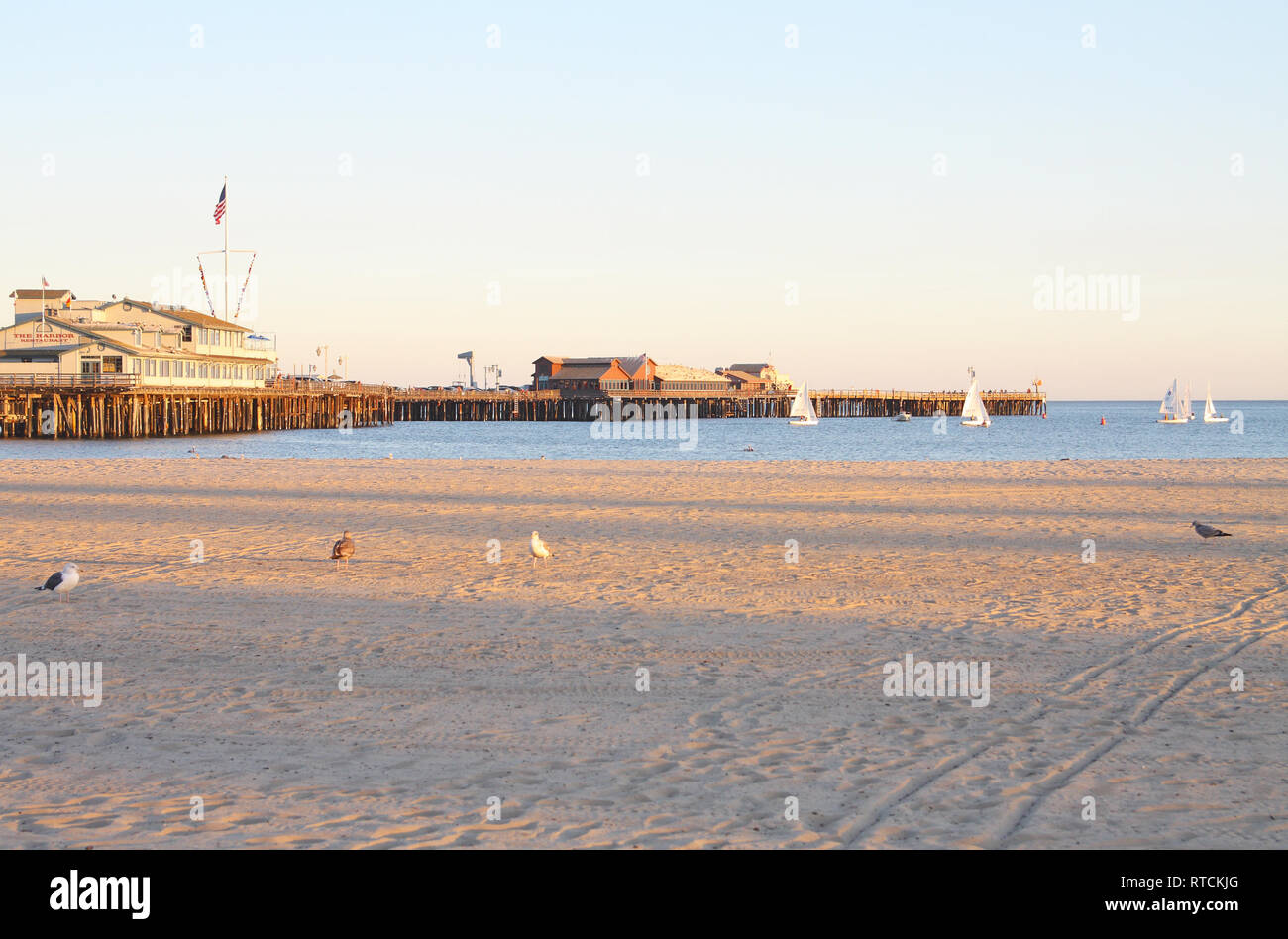 Stearns Wharf et plage au coucher du soleil de l'Ouest, Santa Barbara, Californie, USA Banque D'Images