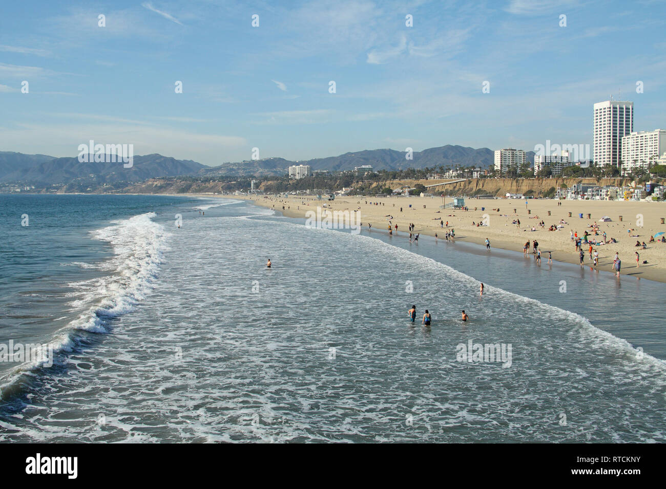 Vue de Santa Monica State Beach à partir de la jetée de Santa Monica, Los Angeles County, Californie, USA Banque D'Images