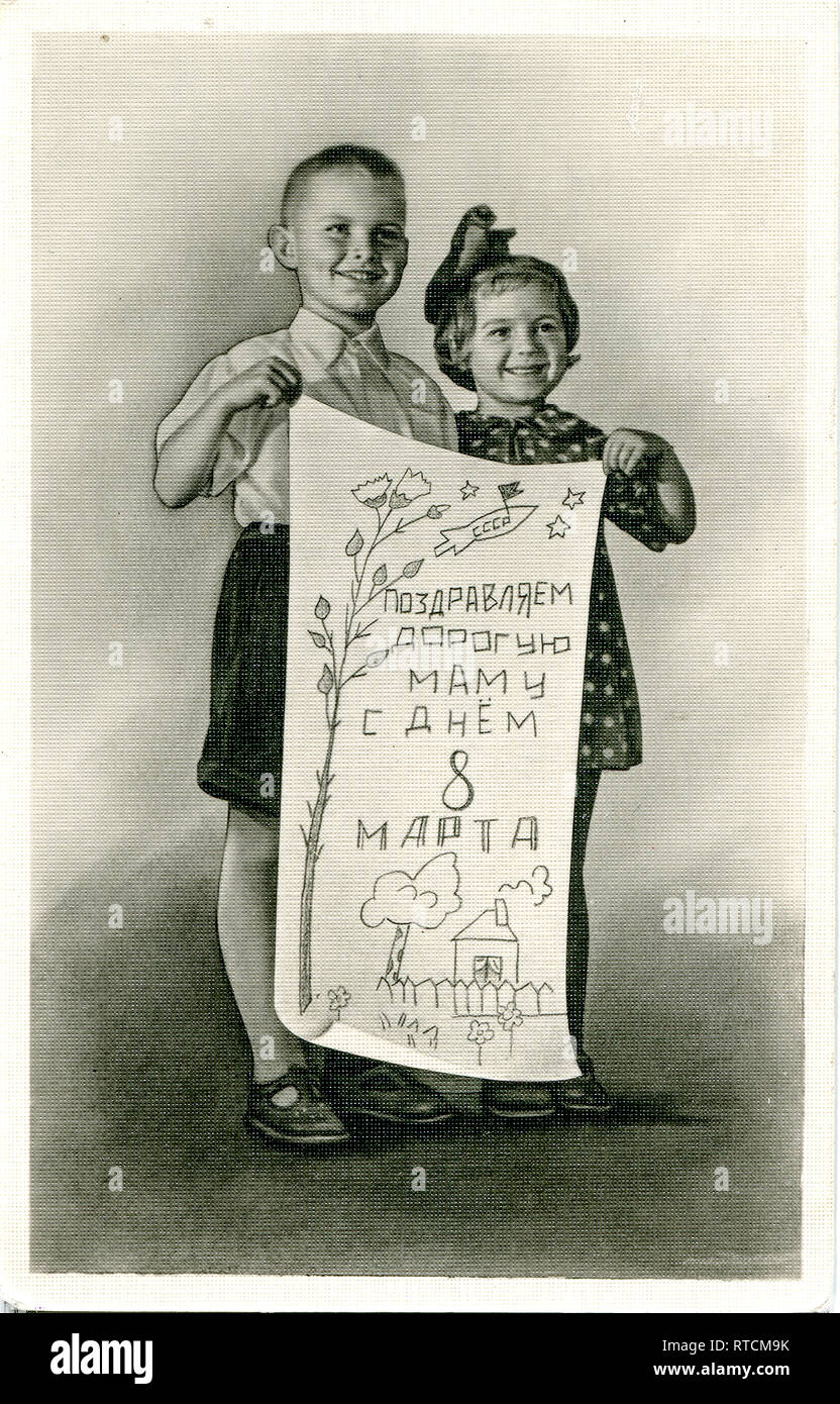 L'URSS. Carte de souhaits avec la maison de vacances de la huitième de mars. Lors de la Journée internationale de la femme, les enfants maman féliciter. Banque D'Images