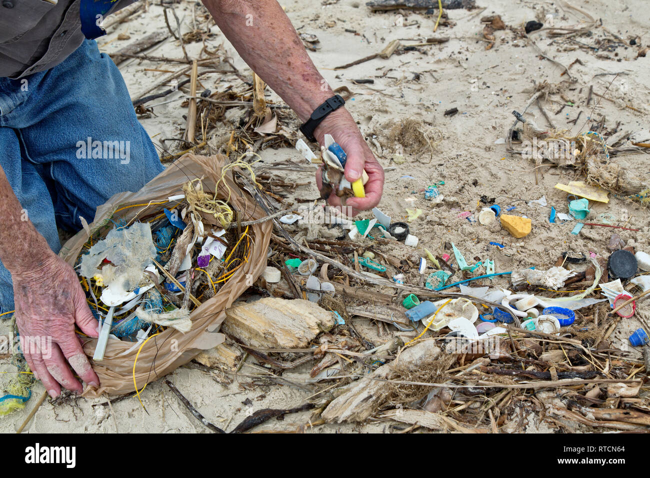 Nettoyage bénévole de déchets à la plage côtière, les matières plastiques, les produits manufacturés, ligne de pêche, des cordes, des capsules de bouteille, Golfe du Mexique. Banque D'Images