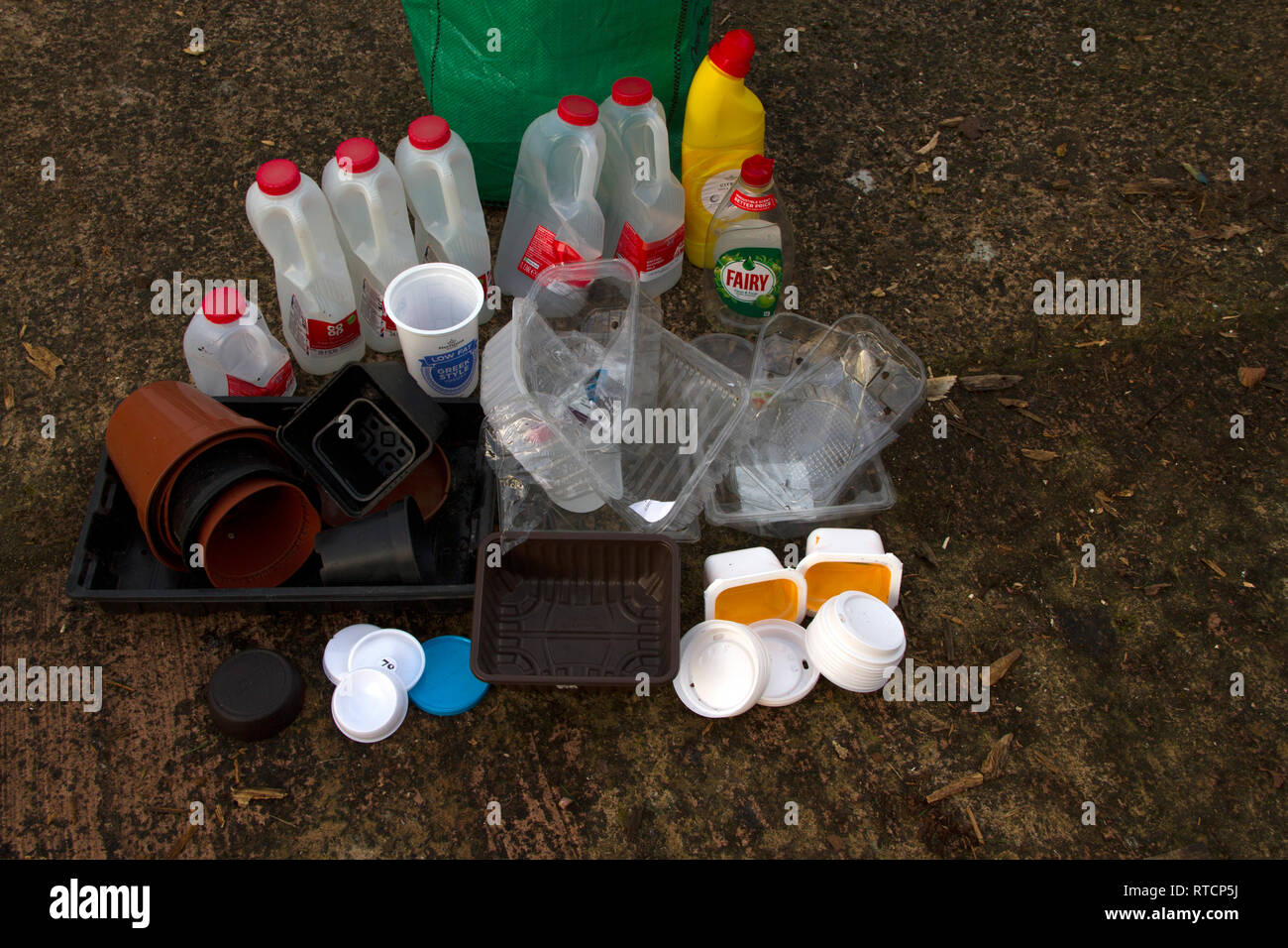 2 semaines de recyclage plastique- ménage d'une personne Banque D'Images