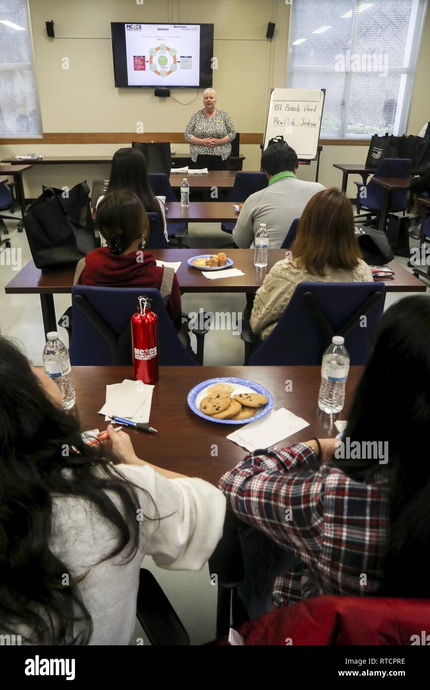 Margaret Zohni, Directeur de la défense des intérêts de la famille Program (FAP), s'adresse à des étudiants de l'Université internationale d'Okinawa au cours d'un séminaire d'information au Camp Foster, Okinawa, Japon, le 15 février 2019. Zohni a donné aux élèves une description approfondie des services fournis aux membres du service et de leurs familles par le FAP. Banque D'Images